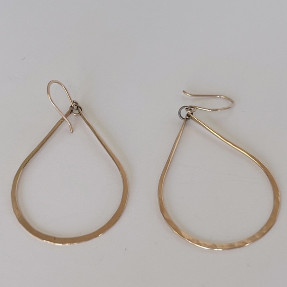 Solid 14k gold hand hammered tear drop shaped hoop earrings - Picture 3 of 4